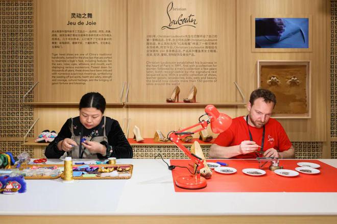 DECO要闻|艺术氛围感拉满!上海国际艺术品交易周开幕(图15) DECO要闻|艺术氛围感拉满!上海国际艺术品交易周开幕(图15)