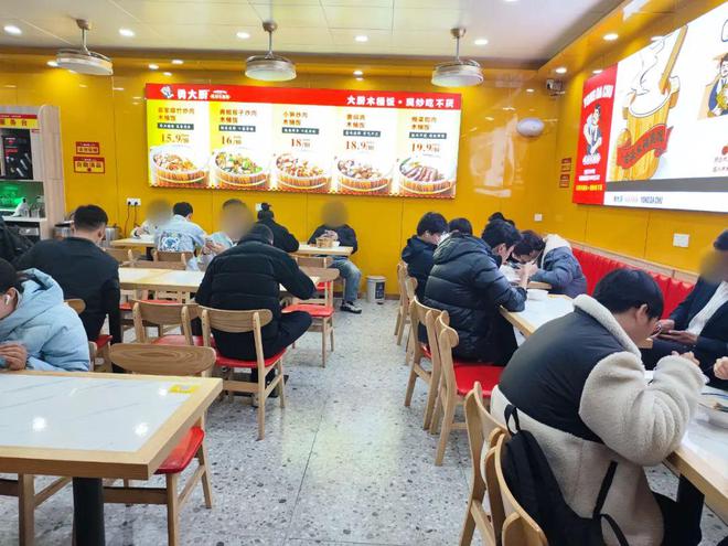 15元吃饱、猛火现炒……它疯狂收割一线城市打工人